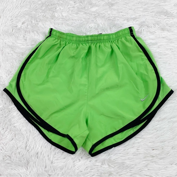 Nike training short in neon green - Picture 1 of 7